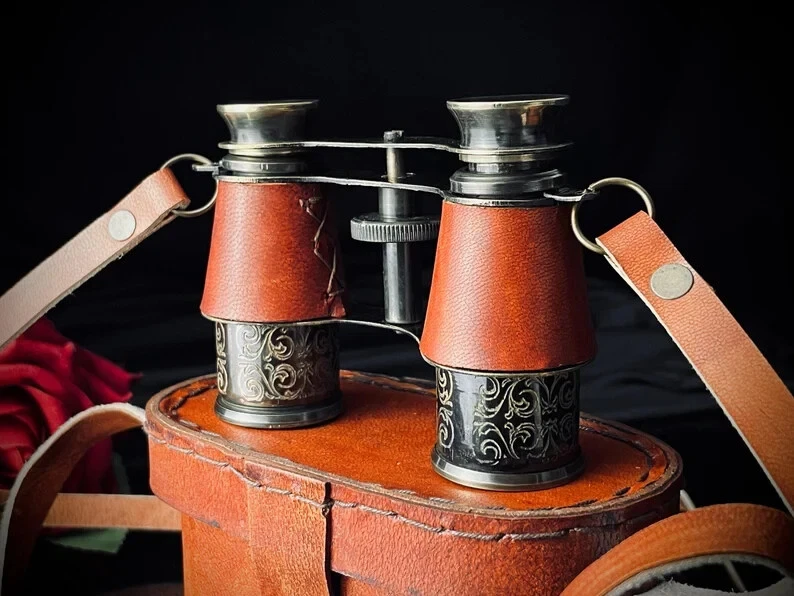 Binoculares antiguos de latón con envoltura de cuero rojo vintage y caja de cuero. Foto 3 de 4