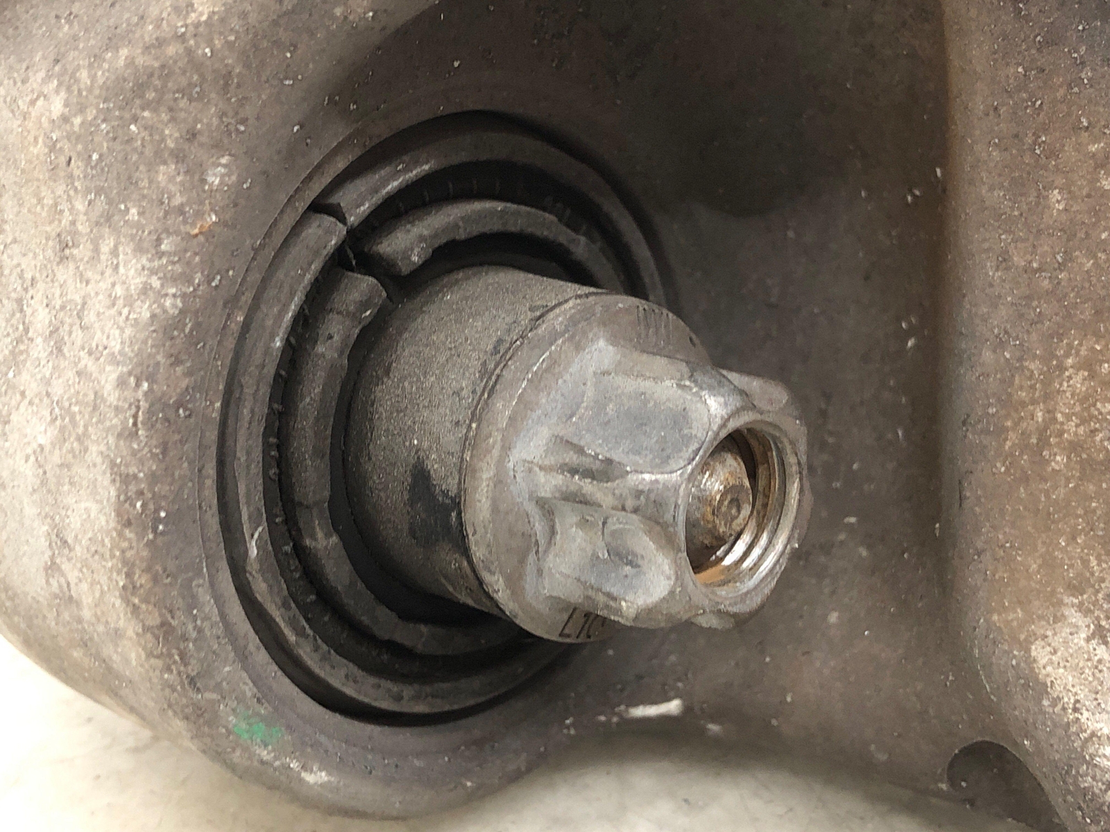 2016-2020 BENTLEY BENTAYGA LEFT REAR SPINDLE KNUCKLE WHEEL BEARING HUB OEM 2019