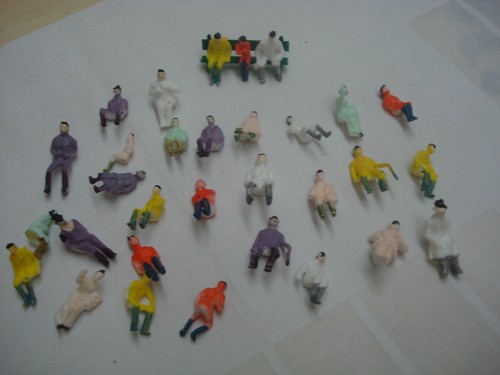 20 GEMISCHTE SITZENDE PERSONENFIGUREN ANZUG HORNBY PASSFORM IN BÜSEN 1/87 MASSSTAB HO OO  - Bild 1 von 7