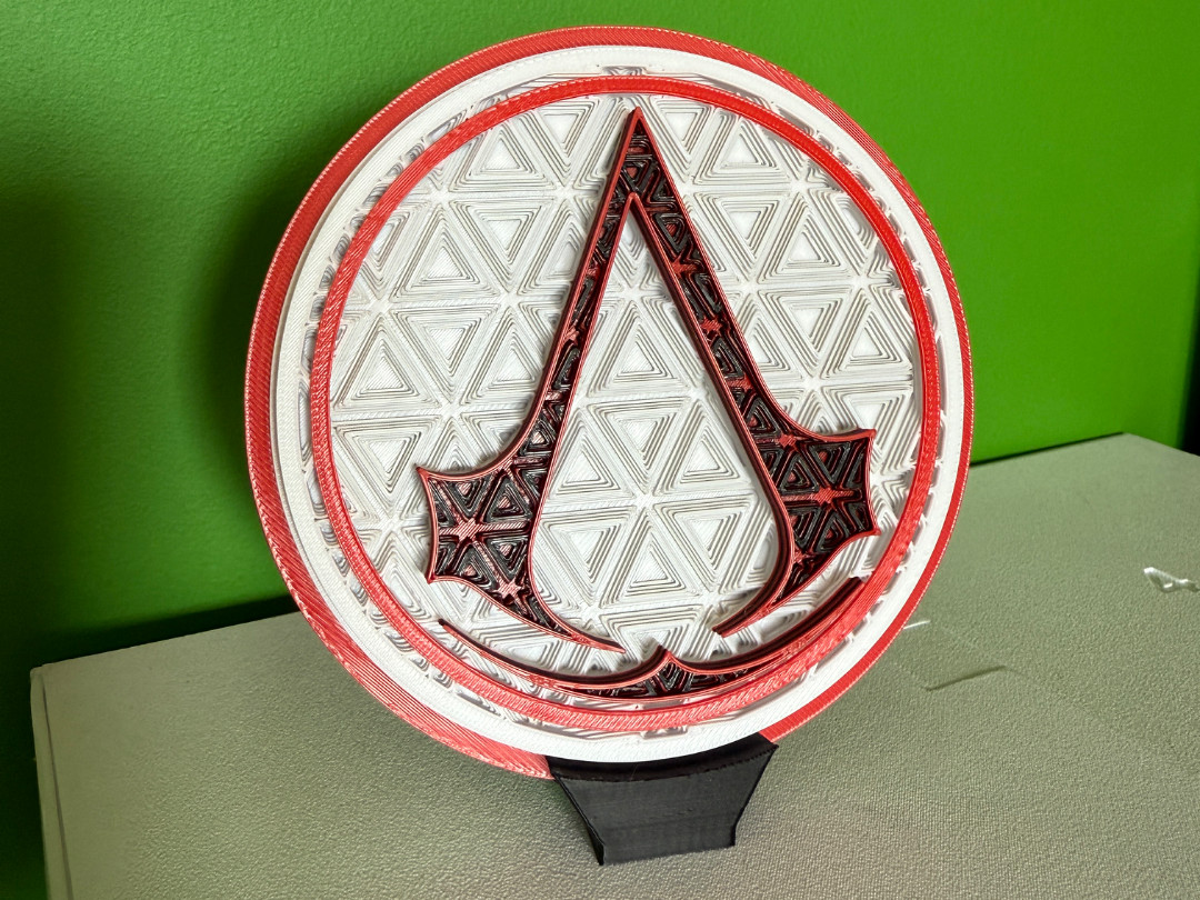 Placa de exhibición de mosaico con logotipo inspirado en Assassins Creed con soporte 250 mm