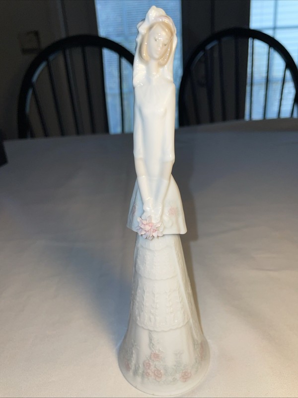 Lladro Bridal Bell #06200 8.5"H