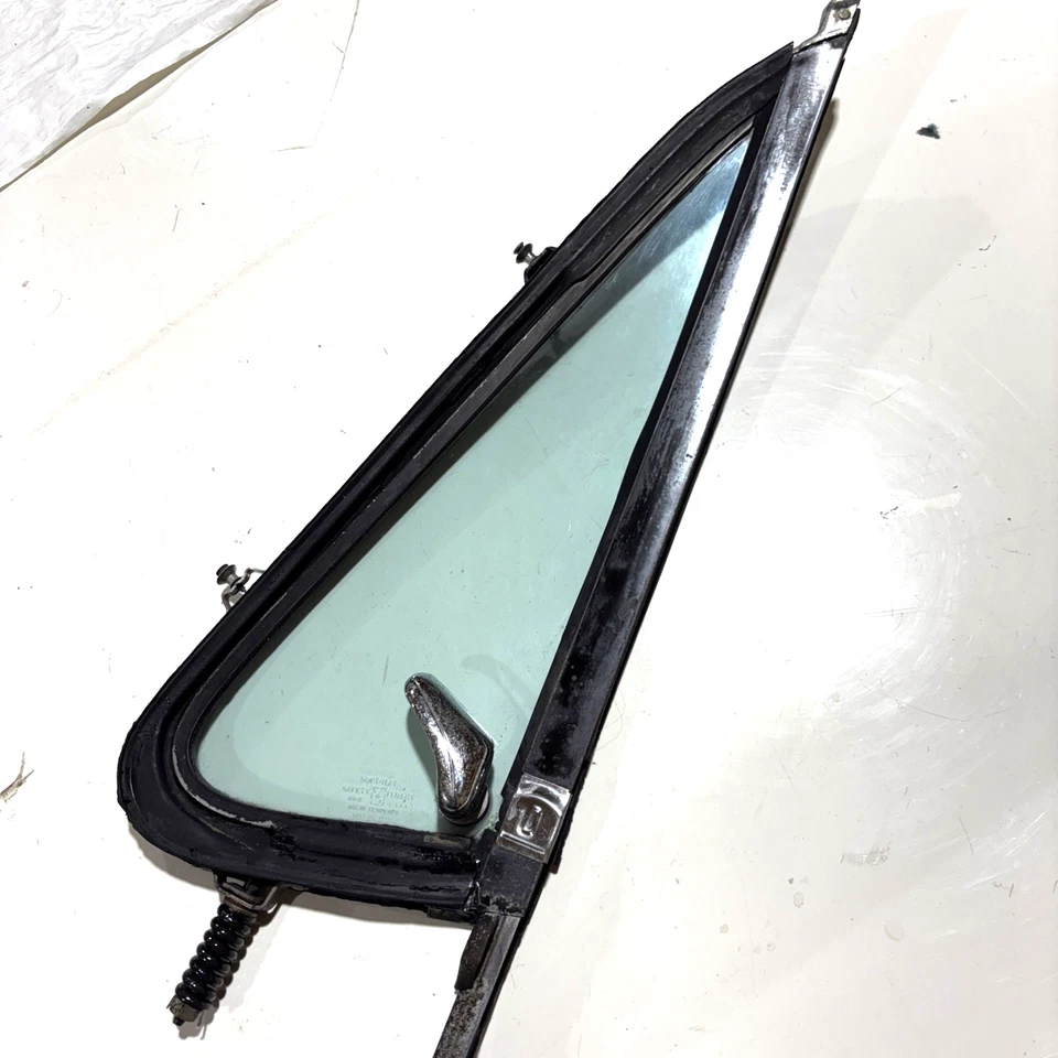 1973-1980 Chevrolet C/K vent glass (RH passenger-side) wing window (C10-K30) - Image 4 of 4