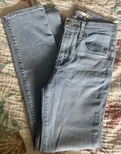 Levi  s Women  s 724 High Rise Straight Jeans Medium Blue Size W25