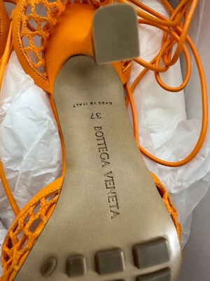 靴 BOTTEGA VENETA Sandals Tapioca Bottega Veneta Padded Leather Sandals in Tapioca | FWRD