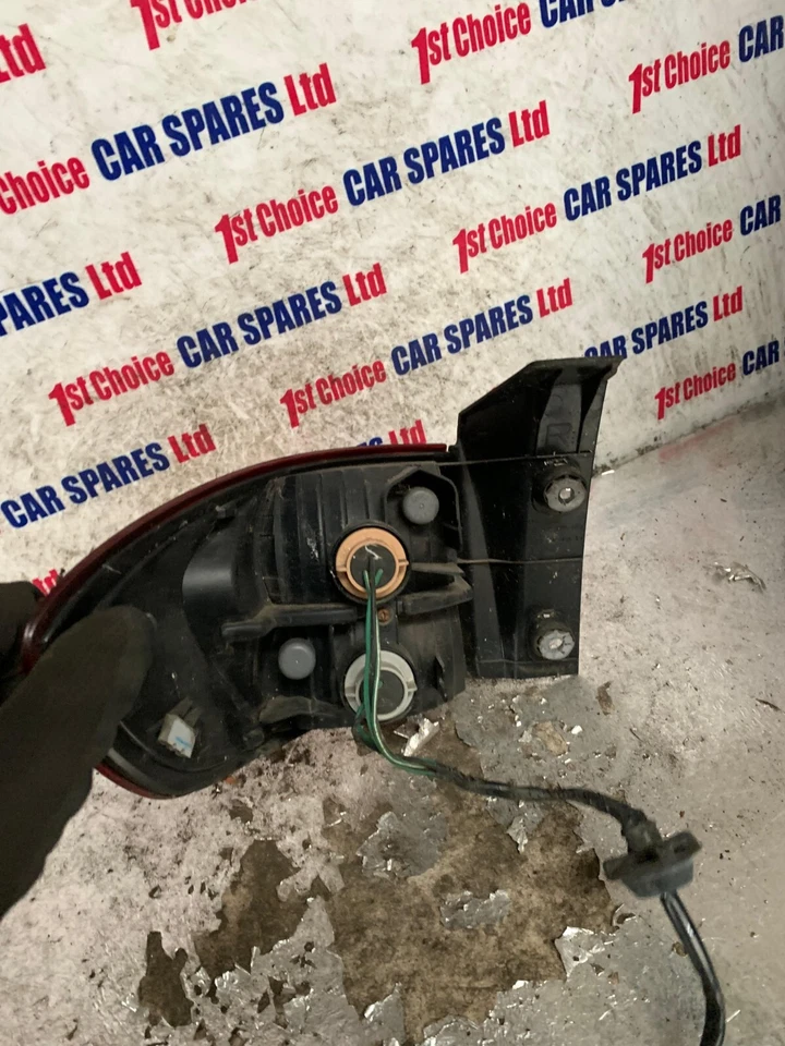 SUBARU TRIBECA B9 2006 LADO DEL CONDUCTOR LUZ TRASERA DERECHA LÁMPARA Foto 3 de 4