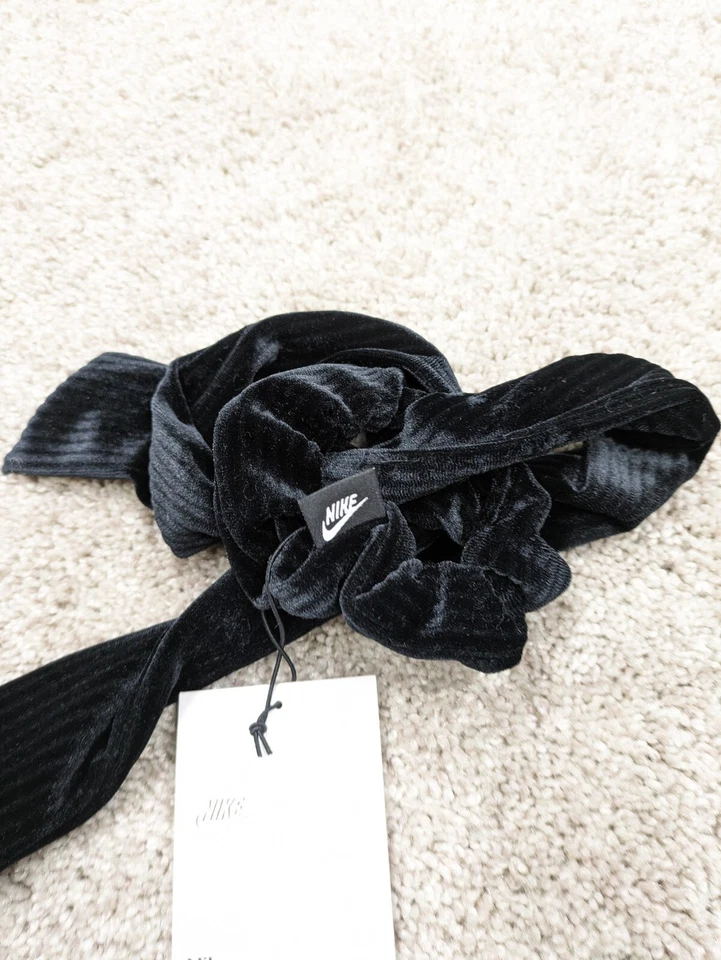 Nike BOW Scrunchie Dri Fit Corbata para la Cabeza Swoosh Negro Satinado Deletreado NUEVO CON ETIQUETAS NUEVO Spandex Foto 4 de 4