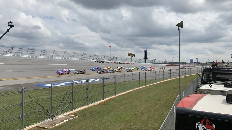 Casa rodante Talladega Trackside Camping Spot y boletos de admisión general - otoño de 2025 Foto 4 de 4