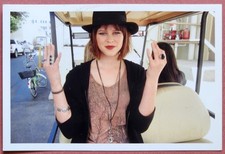 Glee TV Katie Royer "Library Girl" (Santana's Crush) 2 fotos raras de armario Ep404