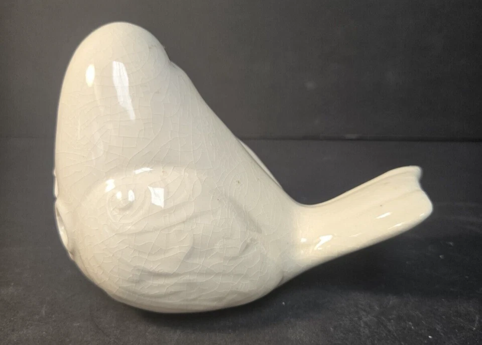 Estatueta de pássaro branco de cerâmica com recortes redondos 4,5"A x 6"L x 3,5"W #12917-AST - Imagem 3 de 4