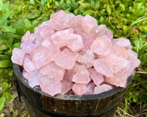 500-karatowa partia naturalnych szorstkich kryształków kwarcu różanego (surowy kamień miłosny, 100 gramów) - Zdjęcie 1 z 8