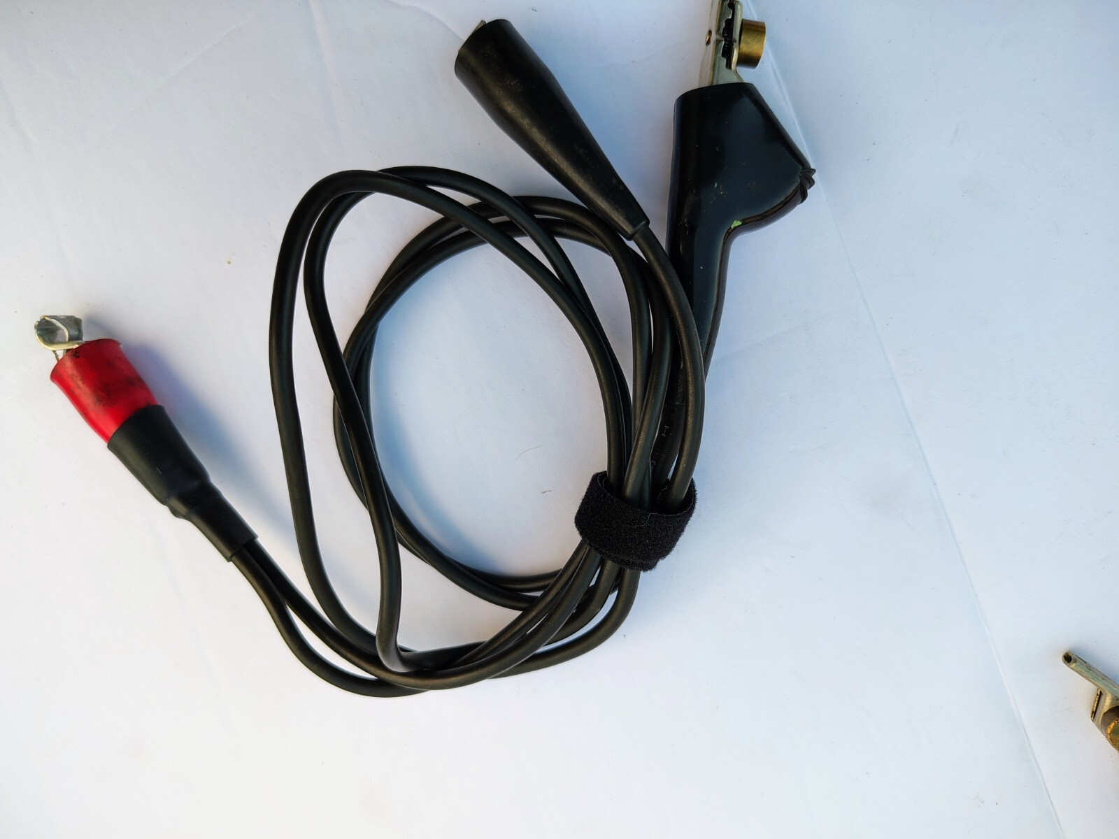 Cable pipe locator ground extensions leads with piercing alligator clamps