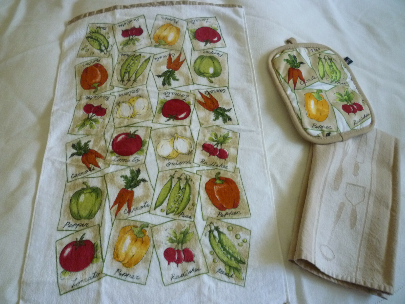 Cuisinart Veggies Kitchen Pot Holder/Dish Towel Set + Beige Tea Towel 17.5 x 26"