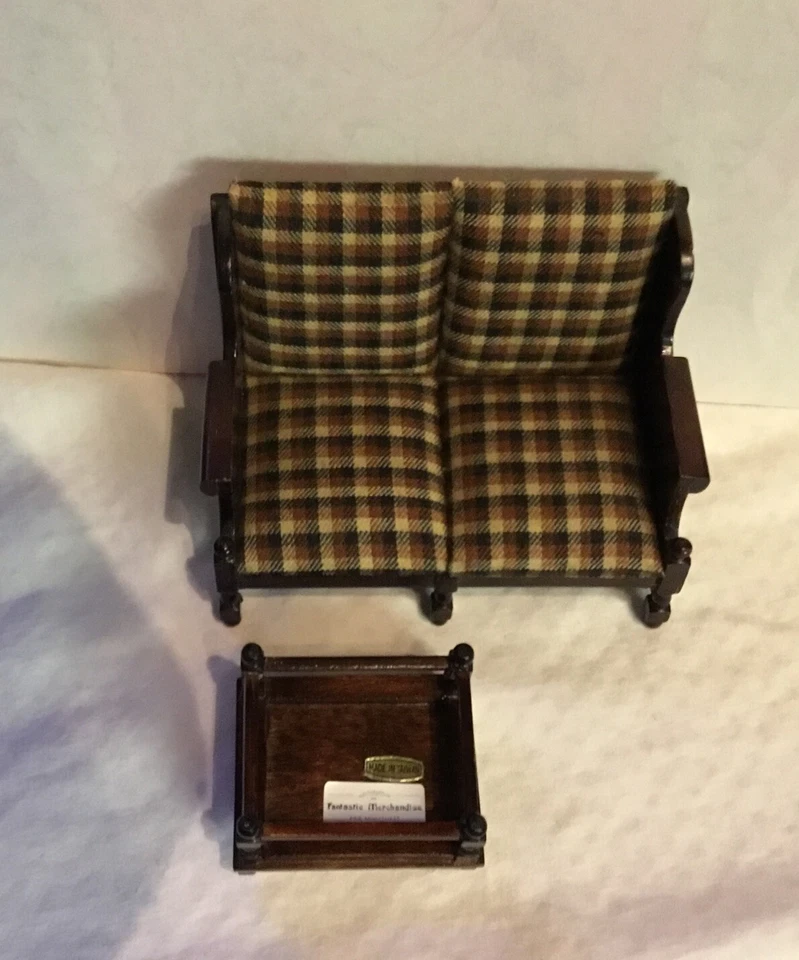 Sofá y taburete tapizados de colección Fantástica mercancía casa de muñecas coleccionables Fc1 Foto 2 de 4