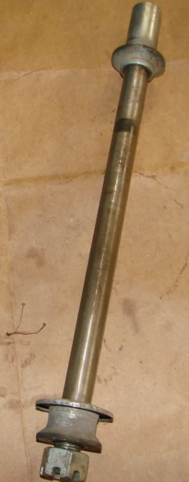 EJE RUEDA TRASERA con espaciadores -------- 1981 1982 1983 SUZUKI GS650G GS650 Foto 3 de 3