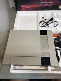 Consola dom&eacute;stica Nintendo NES Action Set - blanca/gris con caja NES-001