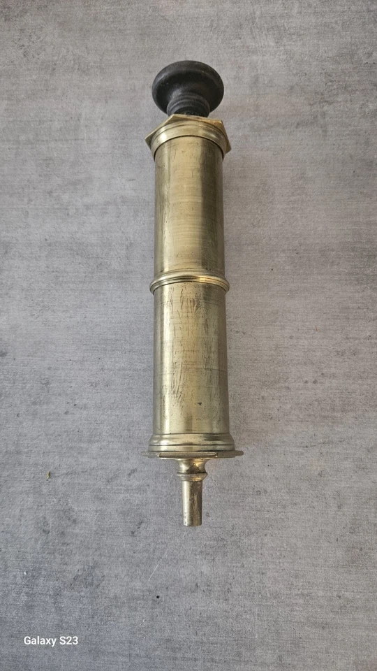 Ancienne pompe à graisse en laiton avec poignée bois – outil industriel - Photo 2/4