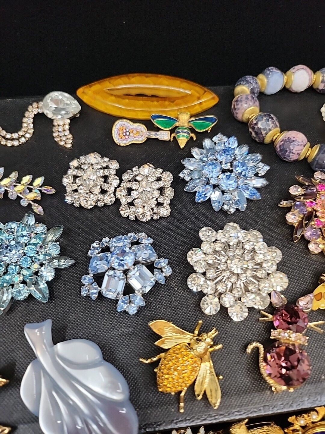 Grandma's jewelry box 65 Pieces of vintage jewelr… - image 9