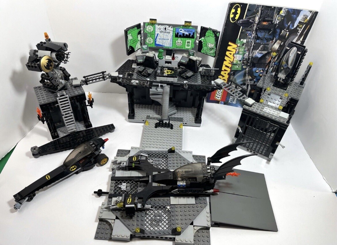 LEGO Batman The 2006 batcave (All Minifigures Included) (7783
