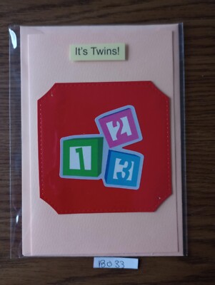 B033 Handarbeit personalisiert neu Baby Karte Junge Mädchen Zwillinge Bausteine 6x4''