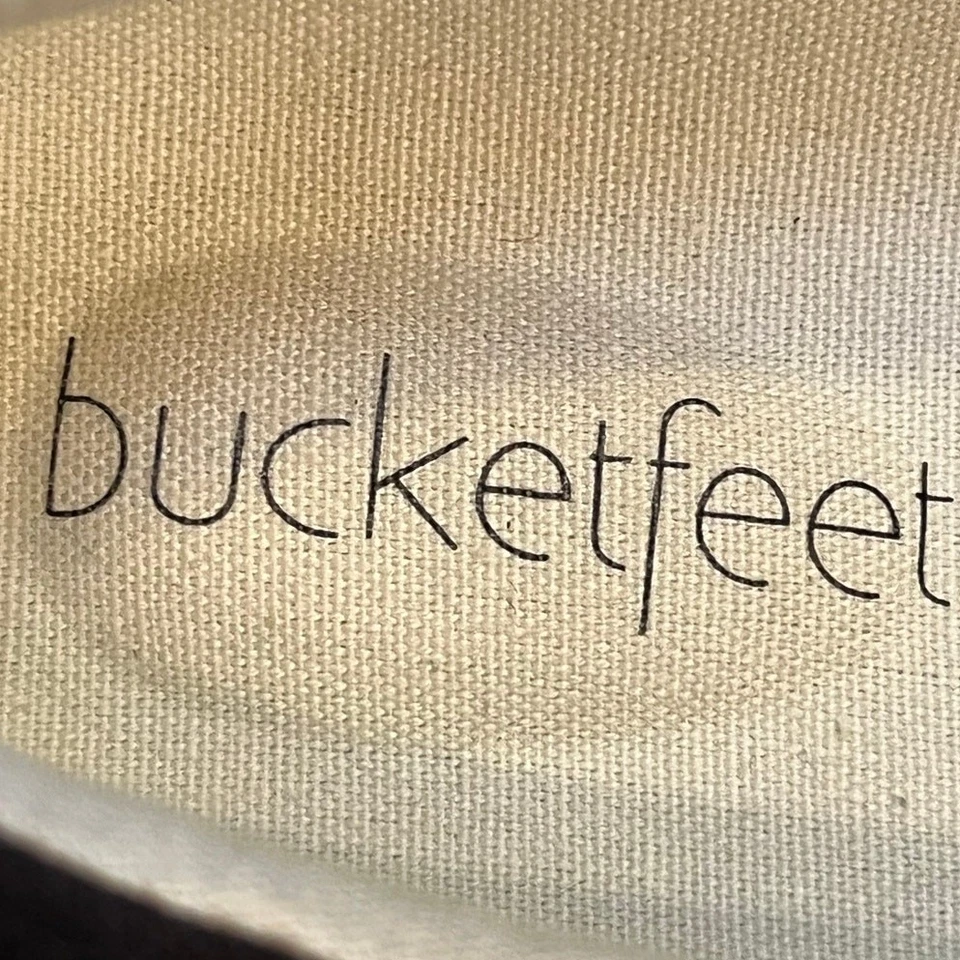 Zapatillas sin cordones Bucketfeet para mujer talla 7 blancas y negras con estampado de plumas de lona Foto 2 de 4