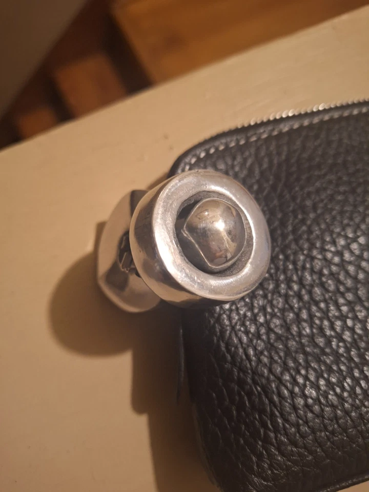 Bolso de mano de cuero Latico negro con herrajes plateados Foto 3 de 4