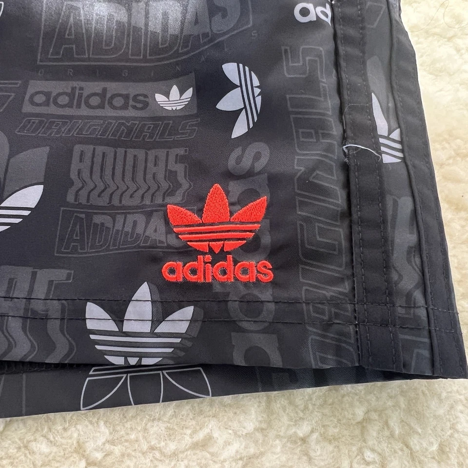 阿迪达斯男式游泳短裤尺寸 2XL 全印花游泳短裤黑色红色标志 — 第 2/4 张图片