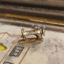 Vintage silver sewing machine charm singer or Jones?! No hallmark. Lovely thing