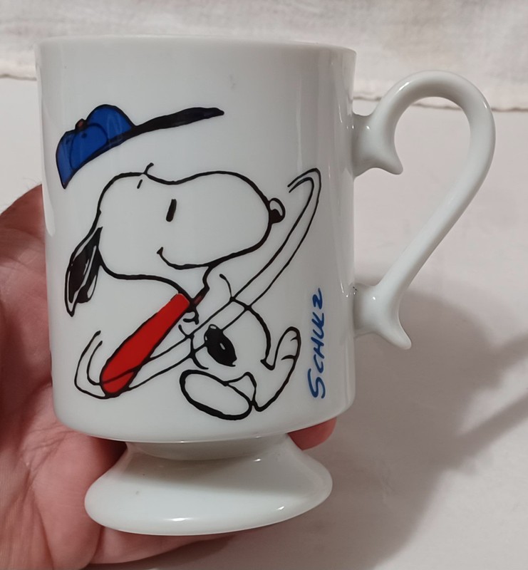 Snoopy 'HOME RUN KING'. Another Determined Production. Fancy Handle/pedestal Mug