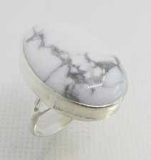 925 STERLING SILVER GENUINE HOWLITE OVAL RING SIZE 8.5  9.4 G