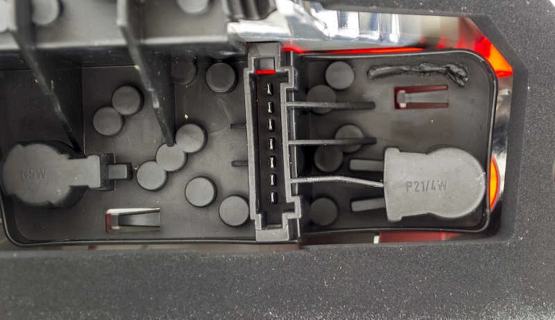 Задний фонарь в сборе подходит для Mercedes-Benz CLK320 CLK500 CLK55 AMG HELLA 2003-2005 годов выпуска - Изображение 4 из 4