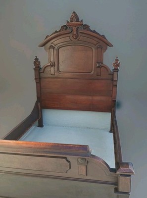 Antique Eastlake Full Size Bed & Side Rails In Walnut With Great Carved Finials