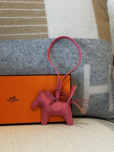 ☆NUEVO☆ 2025 HERMÈS Bolso Rodeo Dije Rosa Azalée con Recibo - Imagen 2 de 5