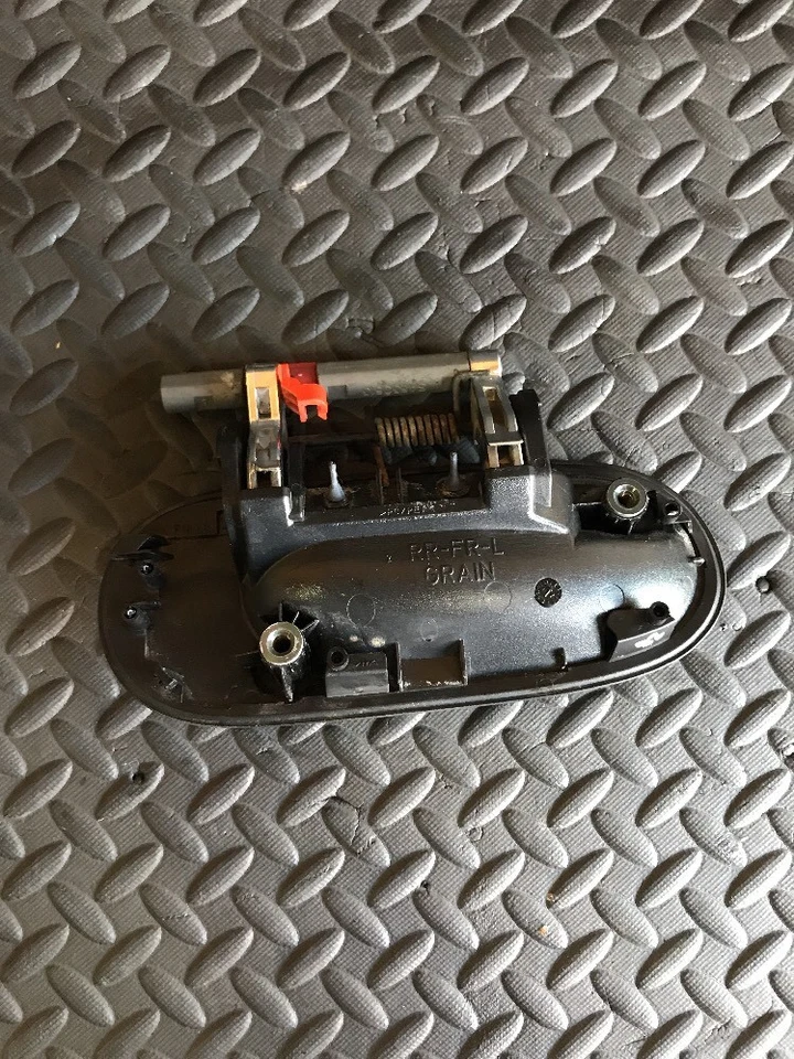 Nissan Almera Tino 2004 año Rhd puerta trasera izquierda manija exterior negro y cromo Foto 3 de 4