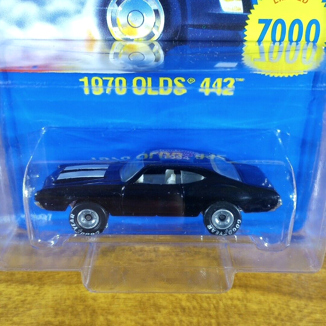 ミニカー Hot Wheels Oldsmobile 442 Amazon.com: Hot Wheels Olds 442, White Collector #242 : Toys