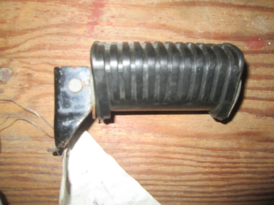 Yamaha 1977 XS750-2D 1978 - 1979 XS750 / S LH rear peg assembly 1T4-27430-00-00 - Image 3 of 4