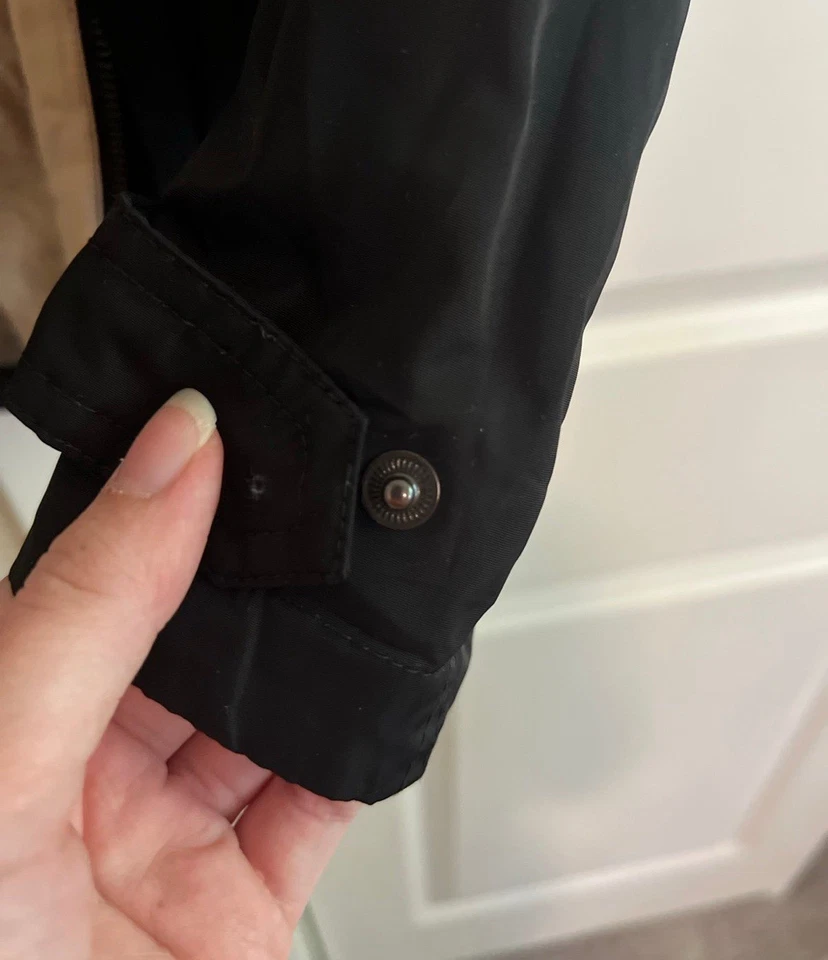 Abrigo de lluvia de diseñador negro Burberry Jacket 5T para niños jóvenes Foto 3 de 4