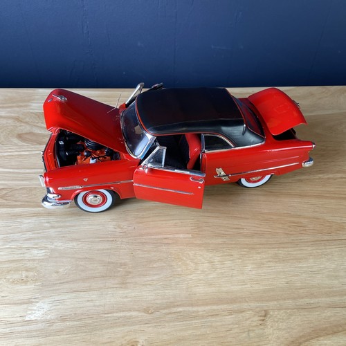 Welly Maßstab 1:18 Diecast 1953 Ford Crestline Sunliner rot