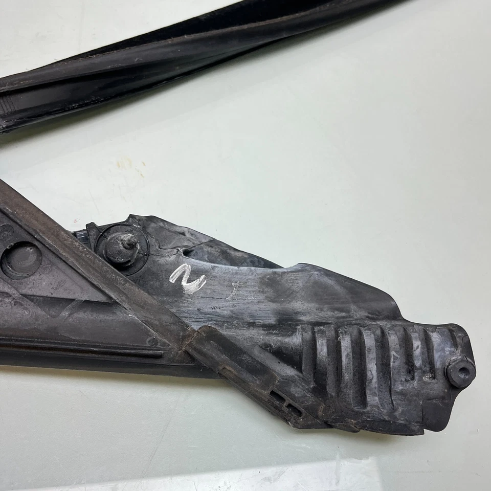 2014-2016 BMW 328I GT F34 FRONT LEFT DOOR WINDOW BELT WEATHERSTRIP SEAL 7289939 - Image 3 of 4