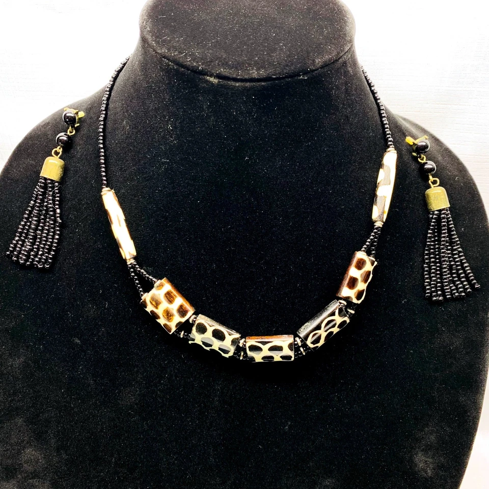 Conjunto de collar y pendientes de borla con cuentas estampado de jirafa Foto 2 de 4