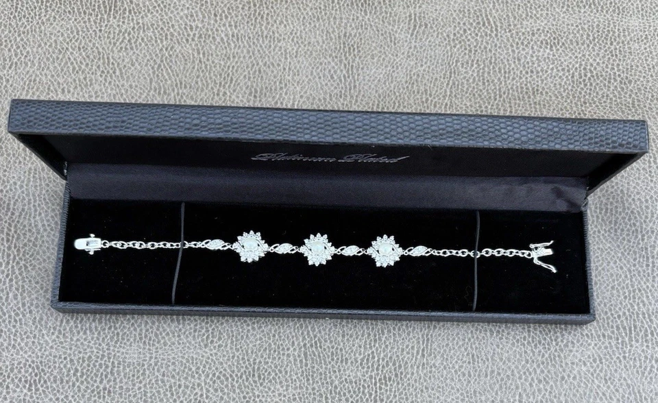 Hermosa pulsera Gold Coast enchapada en platino circonita cúbica y perlas de imitación de 7,5". NUEVO En Caja! Foto 2 de 4