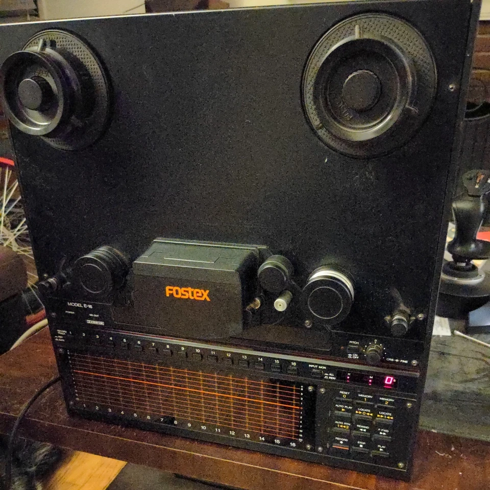 E16 FOSTEX 16 TRACK TAPE ANALOG RECORDER + 4050 AUTOLOCATOR - Image 2 of 4