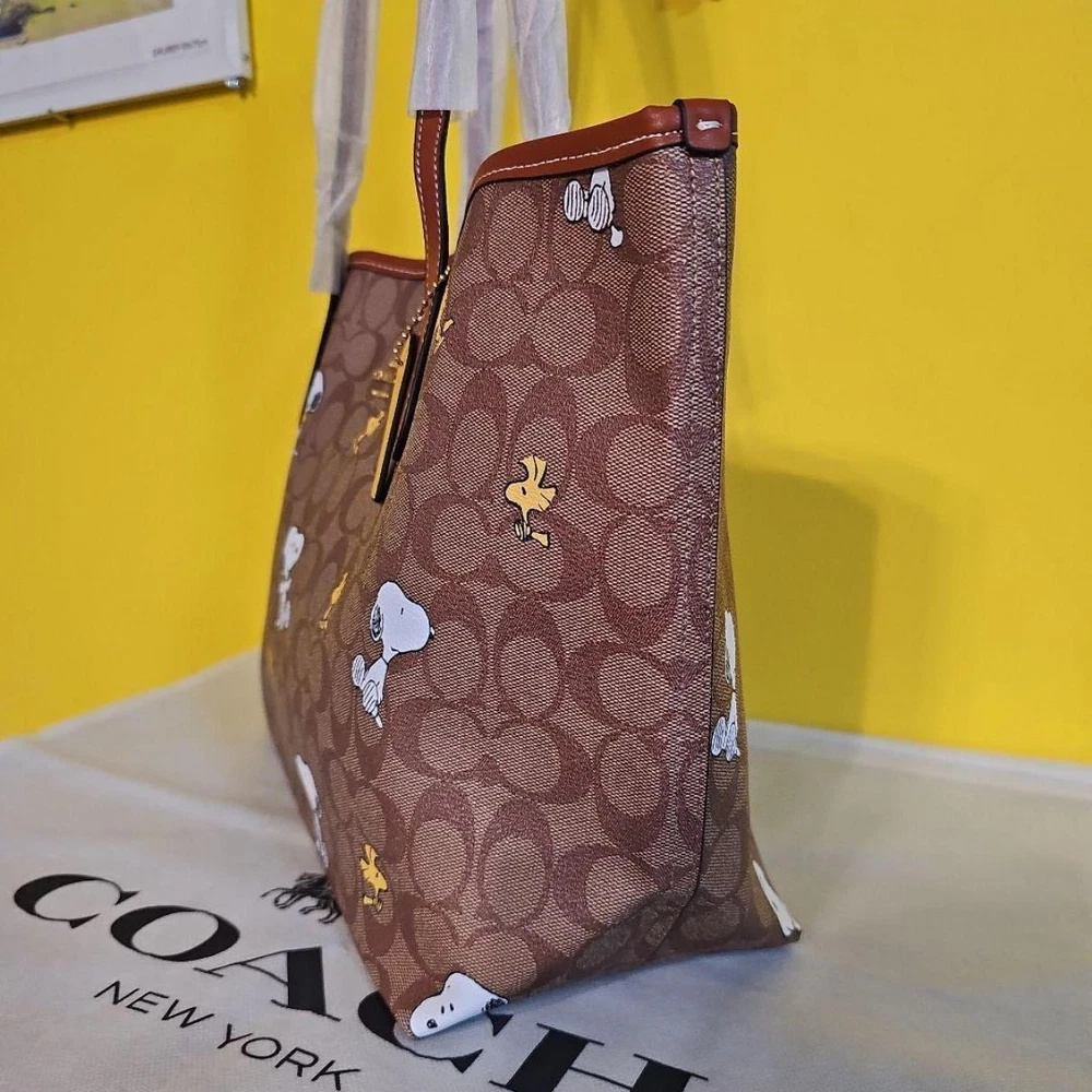 Coach Peanuts Snoopy Redwood Tote Bag Coach Peanuts Snoopy Redwood Tote Bag