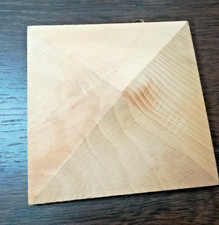 DECORAZIOE CAPITELLO PIRAMIDE IN PASTA DI LEGNO  CM.11,5 X 11,5 H CM.2