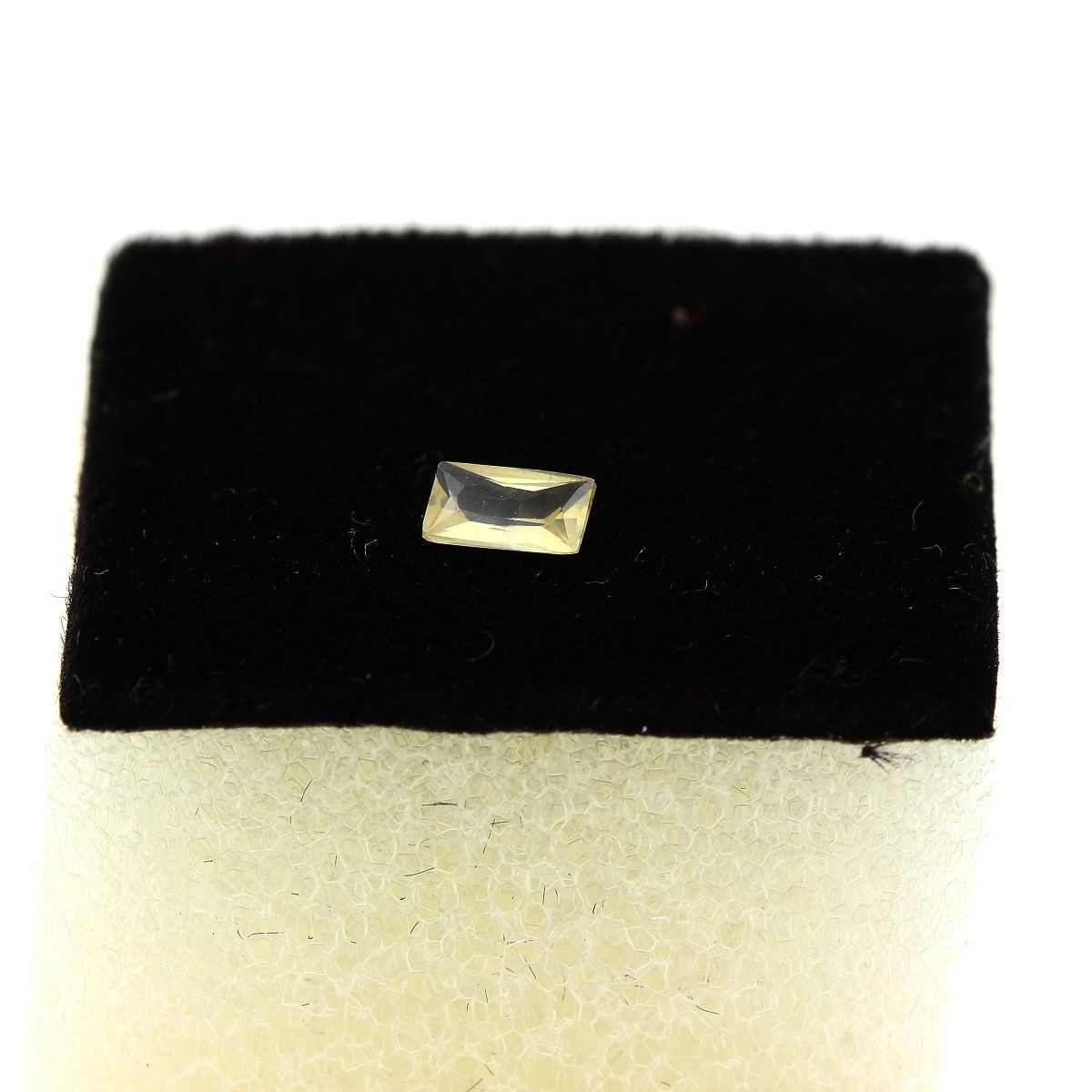Scheelite 0.22 cts IF pierre précieuse Chine minéralogie rare
