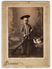BOY IN MILITARY UNIFORM W/ GUN & CUBAN FLAG : ST. JOHNSBURY, VT : CABINET CARD