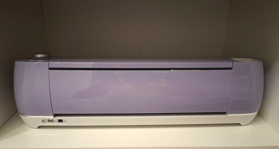 “Cricut Explore Air 2 Cutting Machine + Extra Tools & 3 Premium Vinyl Rolls  Foto 3 de 4