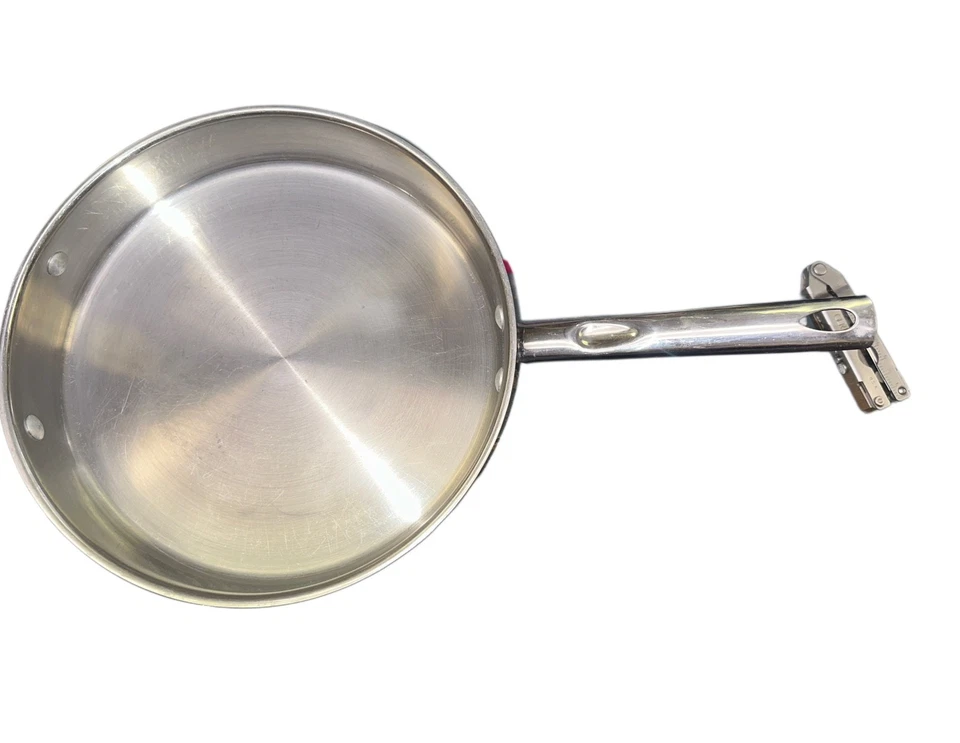 Sartén y tapa Martha Stewart de acero inoxidable con fondo revestido de alta resistencia de 12" Foto 3 de 4