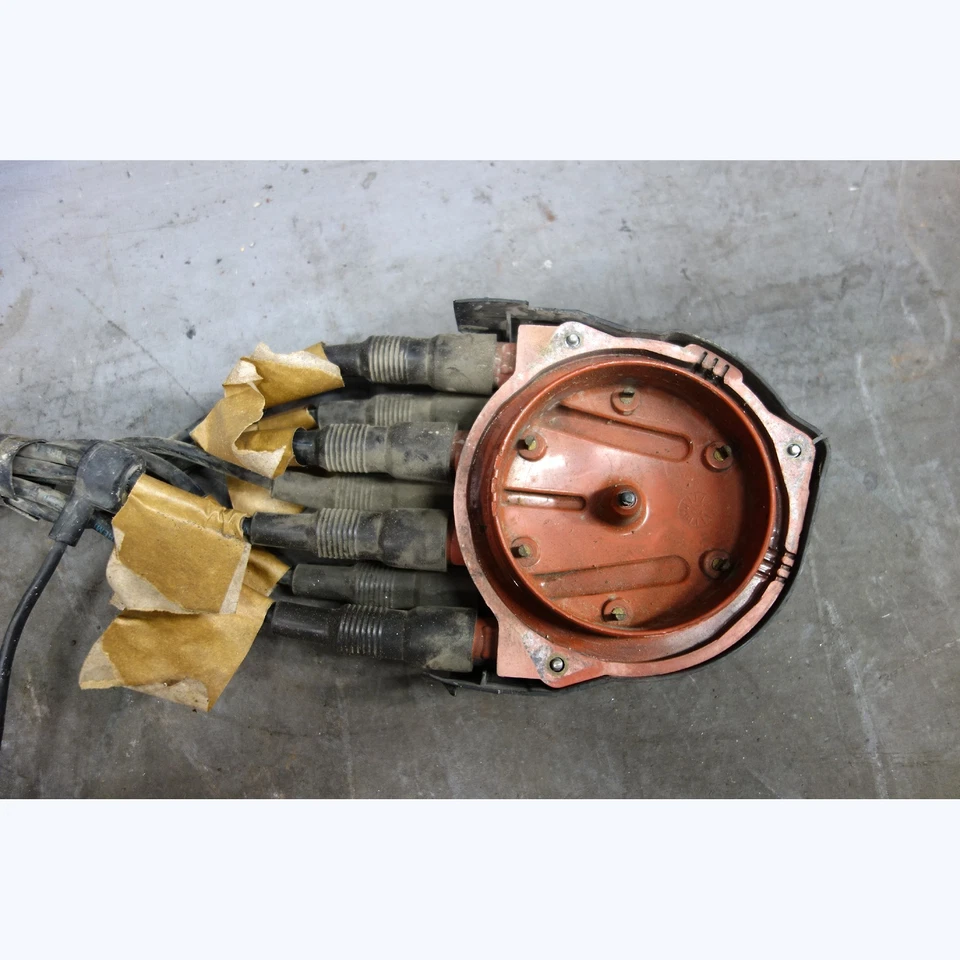 Поврежденная поздняя крышка распределителя 1988-1993 BMW E30 3-Series с проводами зажигания изготовитель оборудования - Изображение 2 из 4