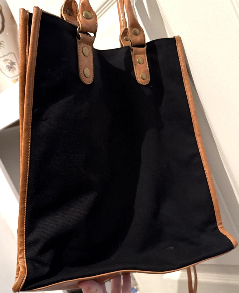 Bolsa tote Signature Club A preta de lona e couro sintético marrom com berloque - Imagem 2 de 4