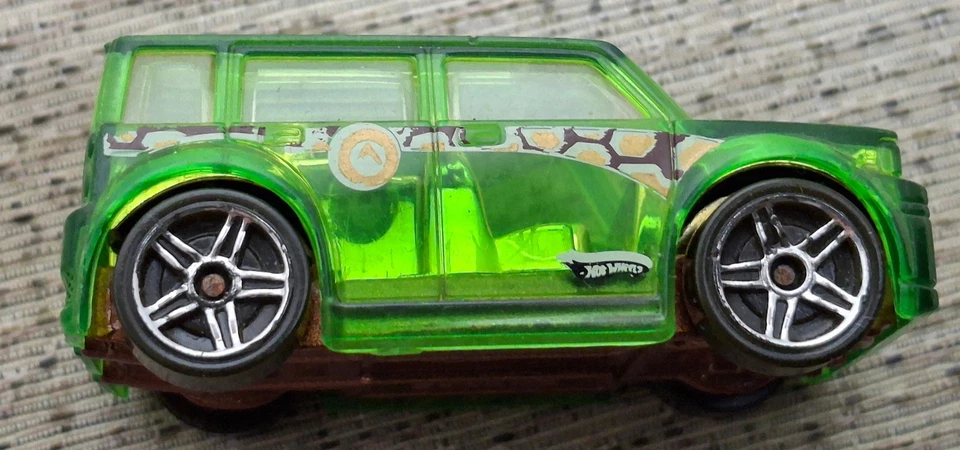 Игрушечный автомобиль Hot Wheels Race World Earth '10 2/4 зеленый Scion XB - Изображение 3 из 4